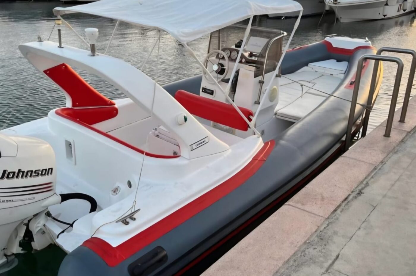 Escursioni in gommone  da Capitana | Mari Pintau | Torre delle Stelle | Sardegna