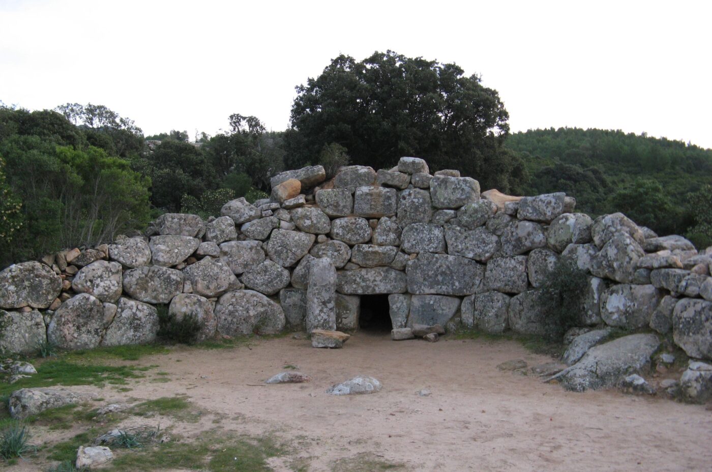 Venerdì 9 Maggio h 20:00 “Il cielo, la notte, i nuragici…” | alla scoperta della tomba dei giganti di Is Concias con l’archeologo e l’astrofisica