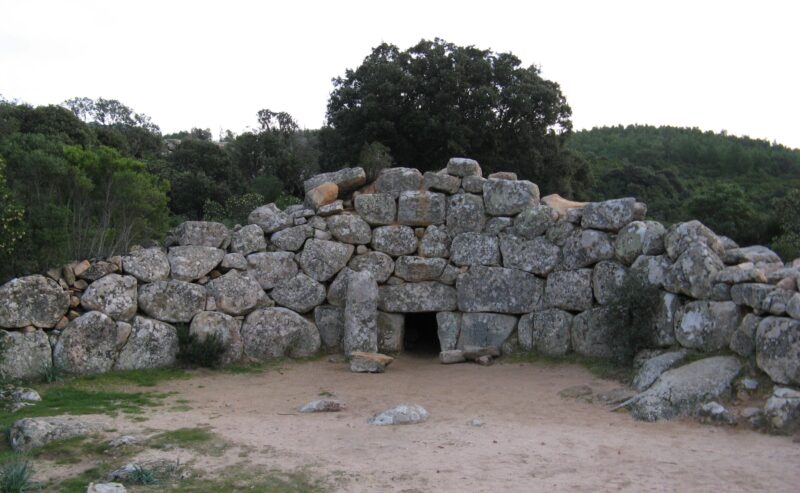 Venerdì 9 Maggio h 20:00 “Il cielo, la notte, i nuragici…” | alla scoperta della tomba dei giganti di Is Concias con l’archeologo e l’astrofisica
