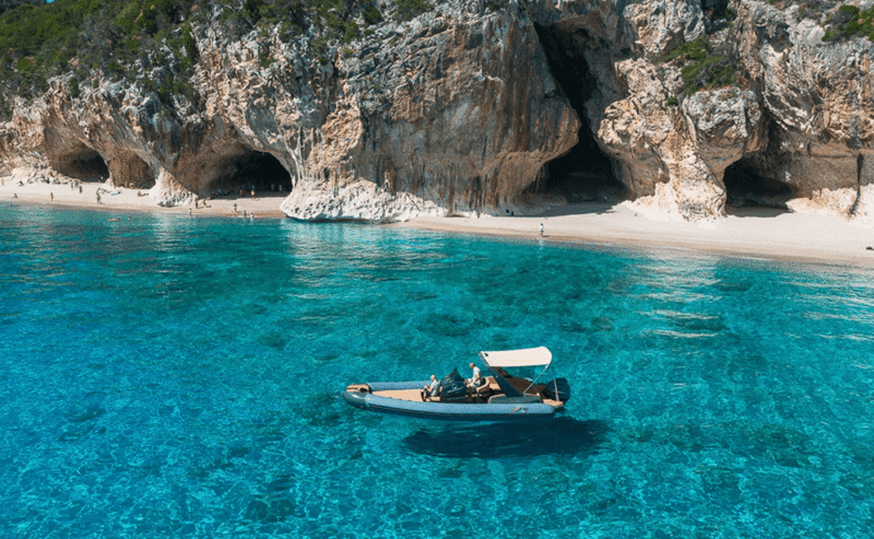 Escursione in gommone in esclusiva con partenza da Cala Gonone