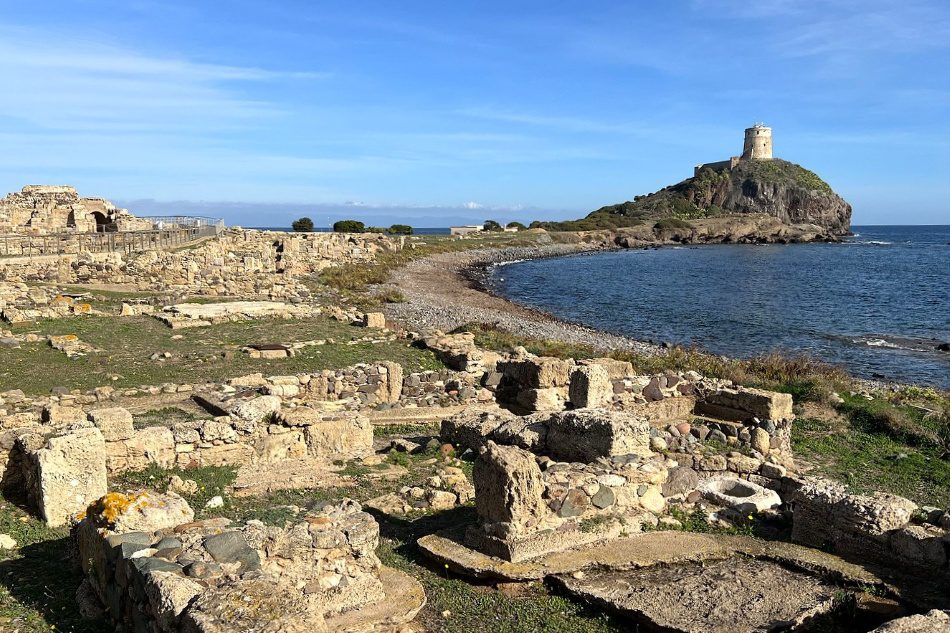 Escursione e visita guidata al sito archeologico di Nora